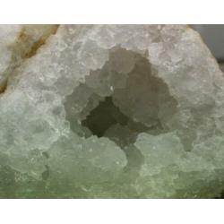 Open en Compleet. BERGKRISTAL GEODE van 1 kilo in 2 delen.