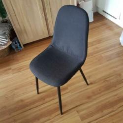 4 zwarte stoelen