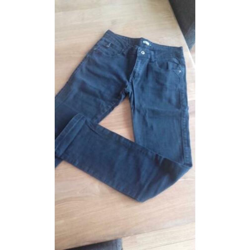 Zwarte broek mt 164 strak model.Hot Item