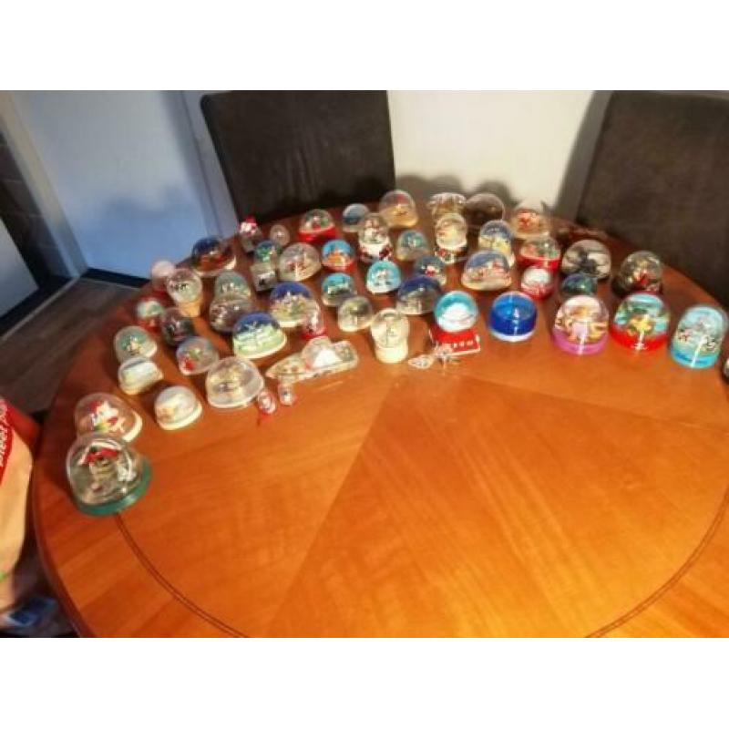 Te koop, grote verzameling sneeuwballen. Ongeveer