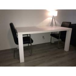 Tafel + stoelen + lamp