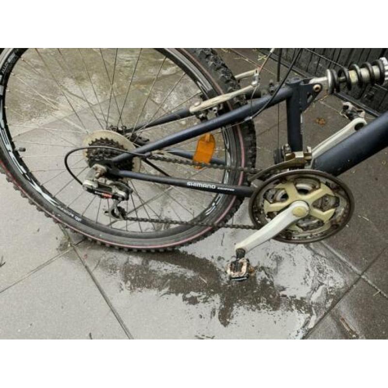Schijfrem geveerde voorvork en achterbrug ,Spd pedalen.