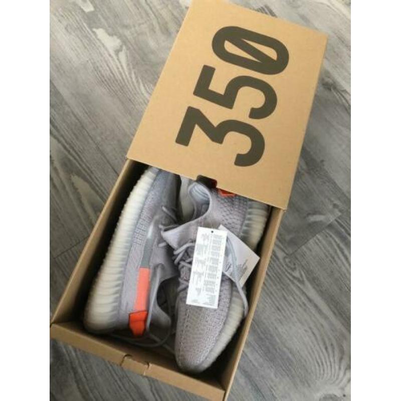 Yeezy tail light | 40 2/3