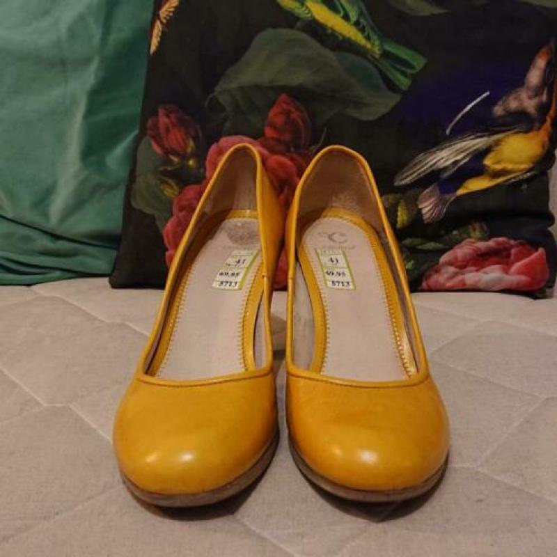 Cellini mosterdgele lederen pumps. Maat 41