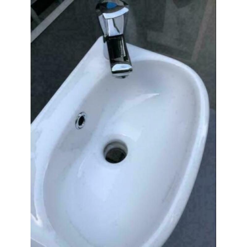 Kleine wastafel voor WC. Met een goede GROHE kraan.