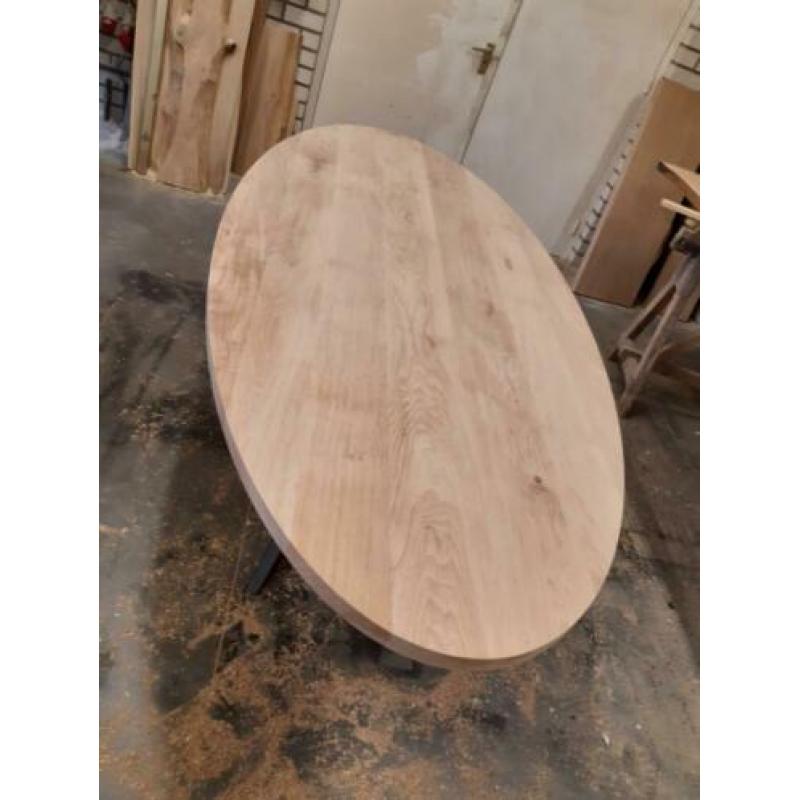 massief eiken tafel ovaal 247 cm x 112 cm onderstel metaal