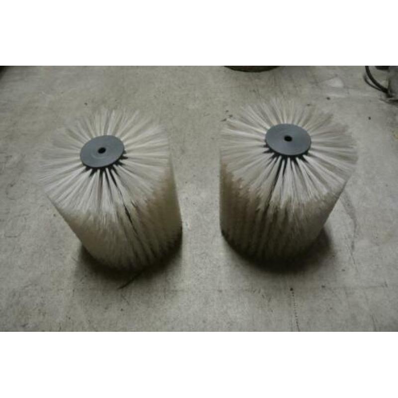 2x borstel merk Koti DxL = 180x200mm