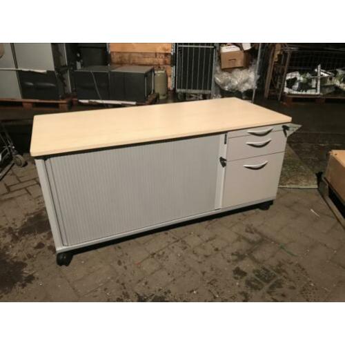 Aparte lockerkast op wielen tafel of tv meubel incl sleutels