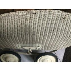 Oud vintage onderstel kinderwagen. Exclusief beren