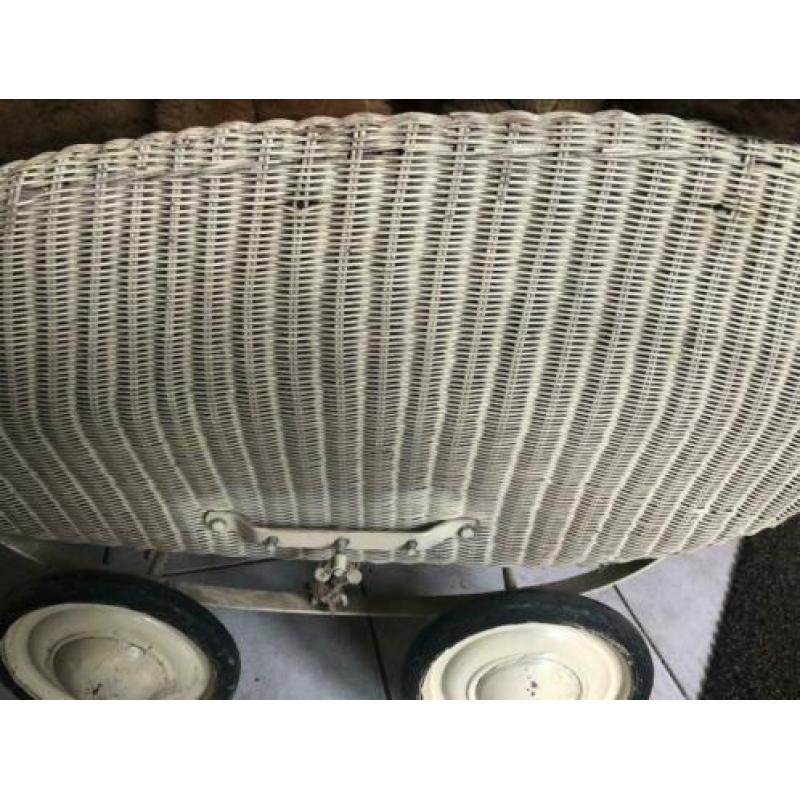 Oud vintage onderstel kinderwagen. Exclusief beren