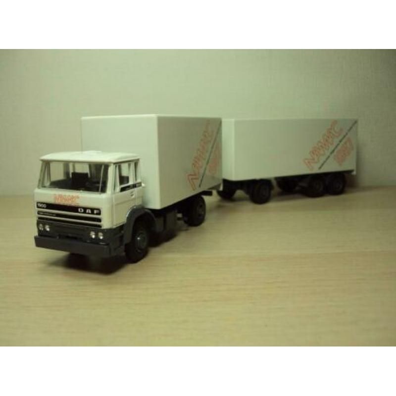 Lion car DAF 1900 met tandemas aanhanger
