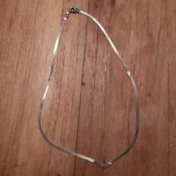 Zilveren ketting met platte schakels.