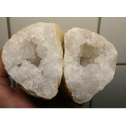 Open en Compleet. BERGKRISTAL GEODE van 1 kilo in 2 delen.