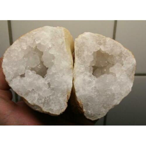 Open en Compleet. BERGKRISTAL GEODE van 1 kilo in 2 delen.