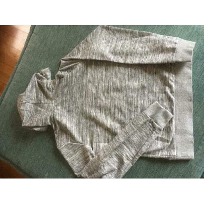 Grijze joggings vest met capuchon.