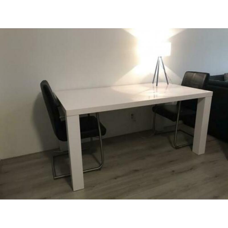 Tafel + stoelen + lamp