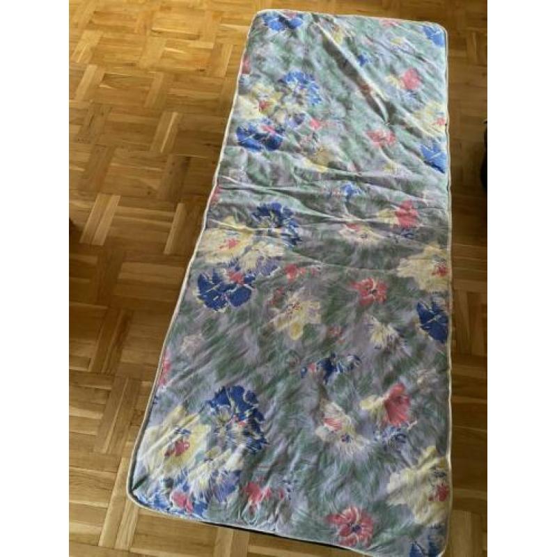 Dit klapbed is nieuw is 80x180 zwart