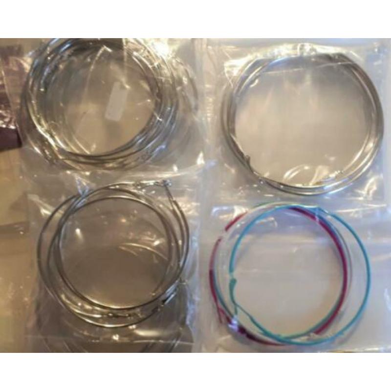 159 - partij /pakket creolen oorknopjes memory wire