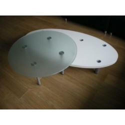 leuke speelse salontafel, modern, in wit en glas