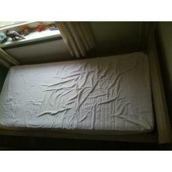 Bed met lattenbodem (200x90cm)