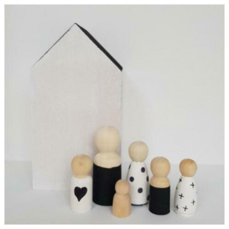 Peg dolls zwart wit naturel en huisjes van hout