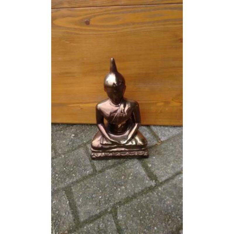 Te koop verschillende Boeddhabeelden kunststof en beton bied