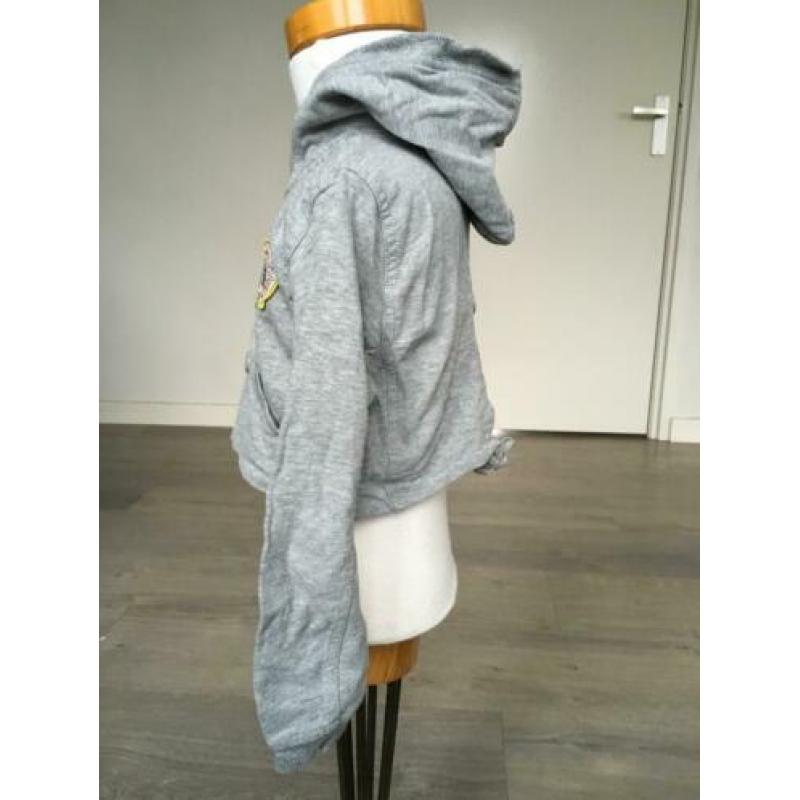 NONO kort vestje, grijs, zeer netjes, mt 98 /104 ZD