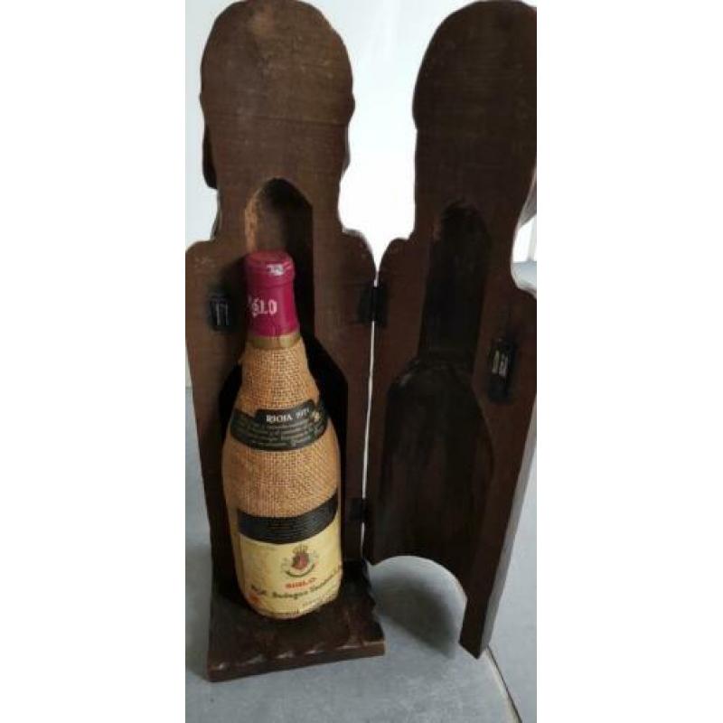 Leuk houten beeldje om een fles drank in op te bergen