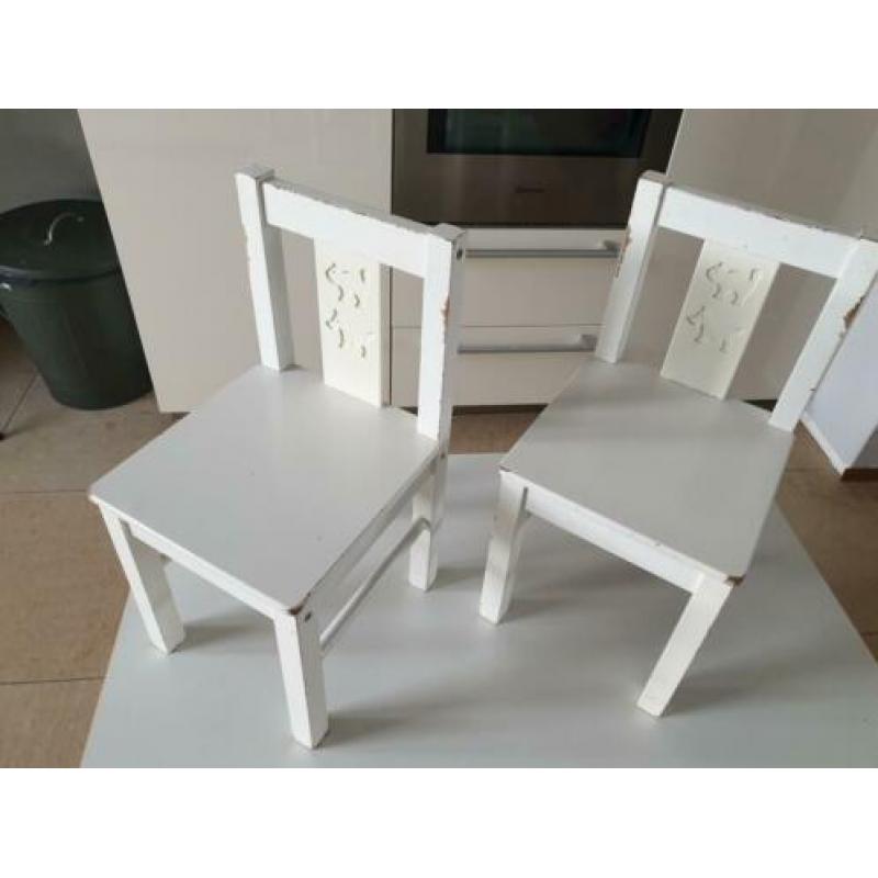 Tafel met 2 stoeltjes voor peuters of kleuters