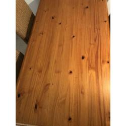 Vier rieten stoelen - grenen eettafel (verkocht)-