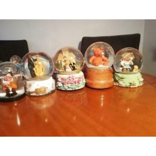 Te koop, grote verzameling sneeuwballen. Ongeveer