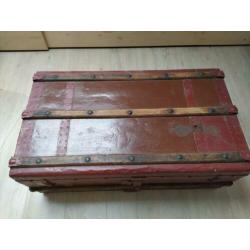 Antieke hutkoffer kist roestbruin/rood