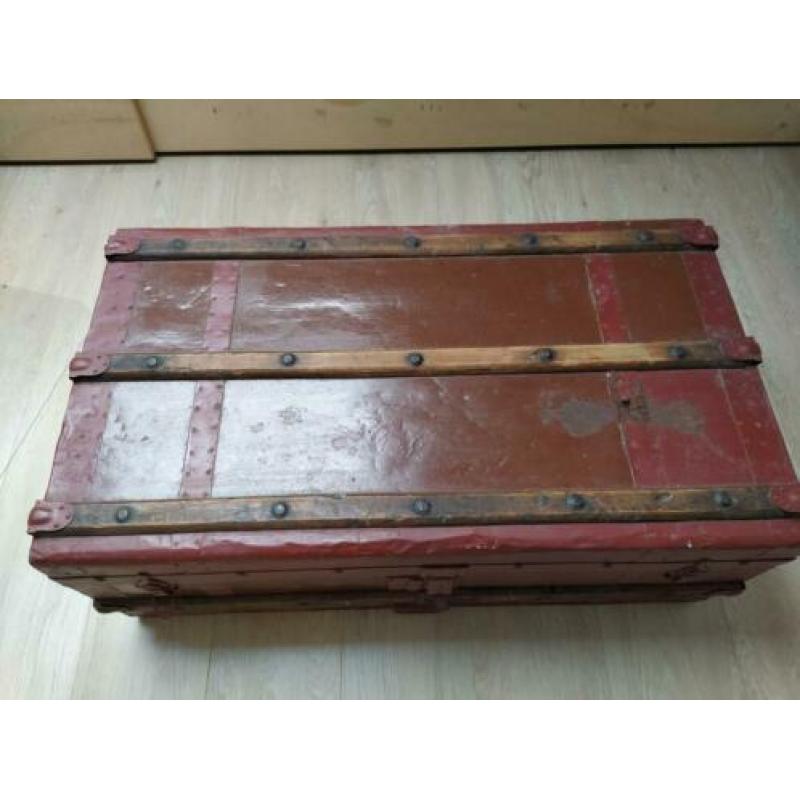Antieke hutkoffer kist roestbruin/rood