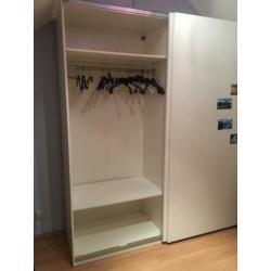 IKEA Pax kleding kast met schuifdeuren.