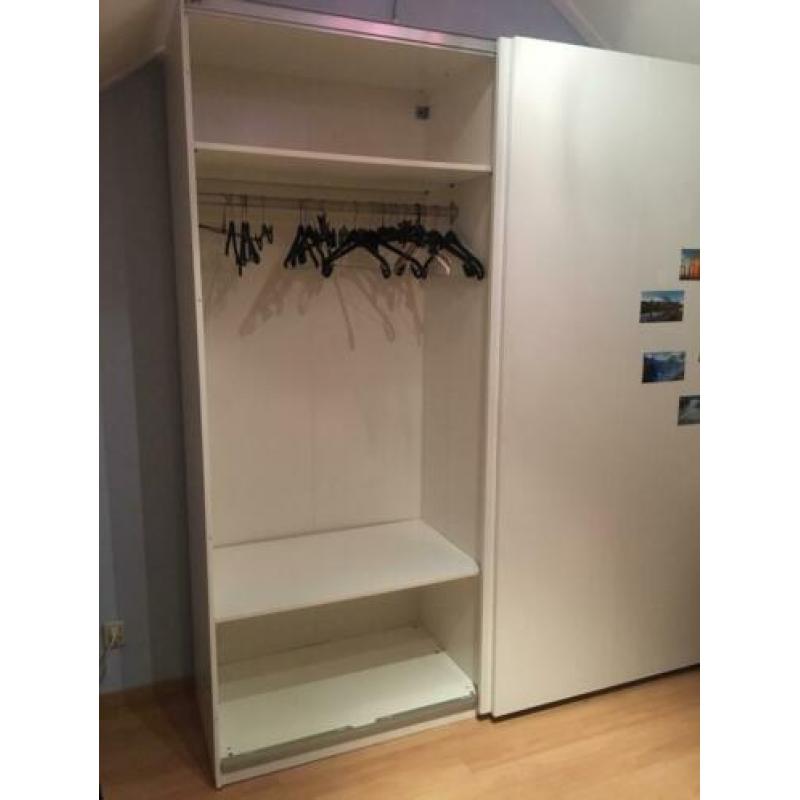 IKEA Pax kleding kast met schuifdeuren.