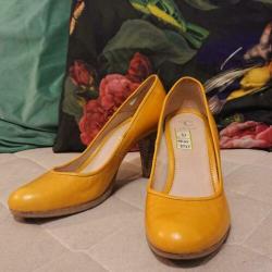 Cellini mosterdgele lederen pumps. Maat 41