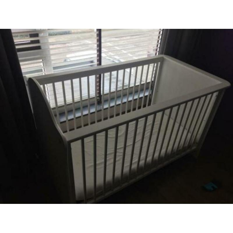 Luxe peuterbed incl matras en bodem