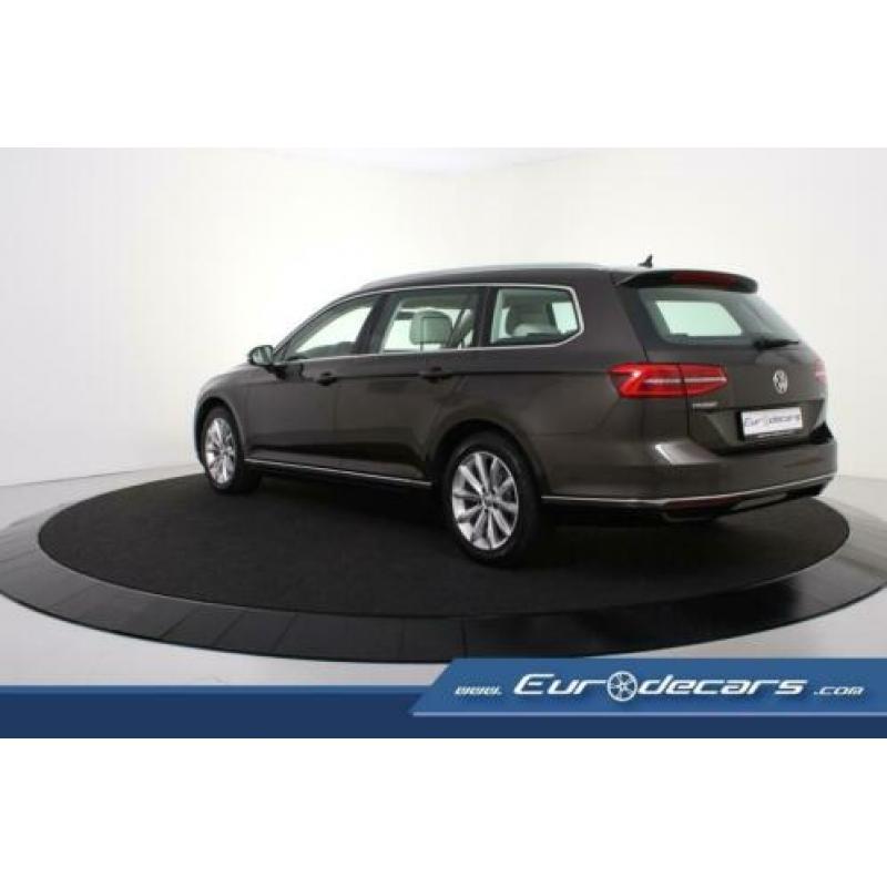 Volkswagen Passat 1.6 TDI DSG Highline *Navigatie*Leer*Keyle