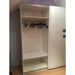 IKEA Pax kleding kast met schuifdeuren.