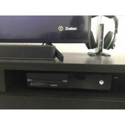 Xbox one + controller + headset