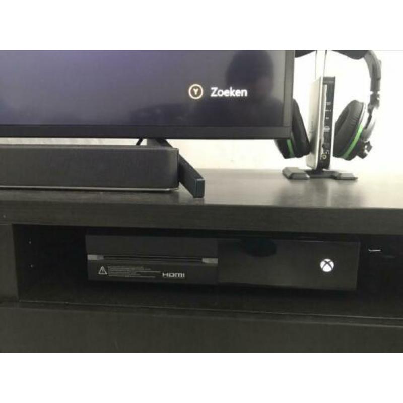 Xbox one + controller + headset