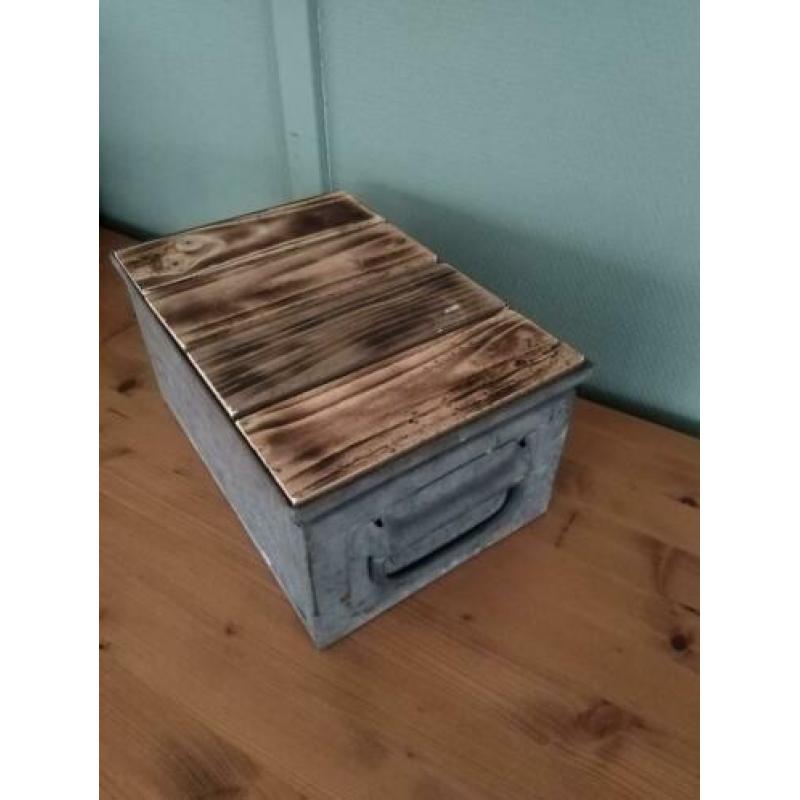 Leuke oude industriële zinken bakjes