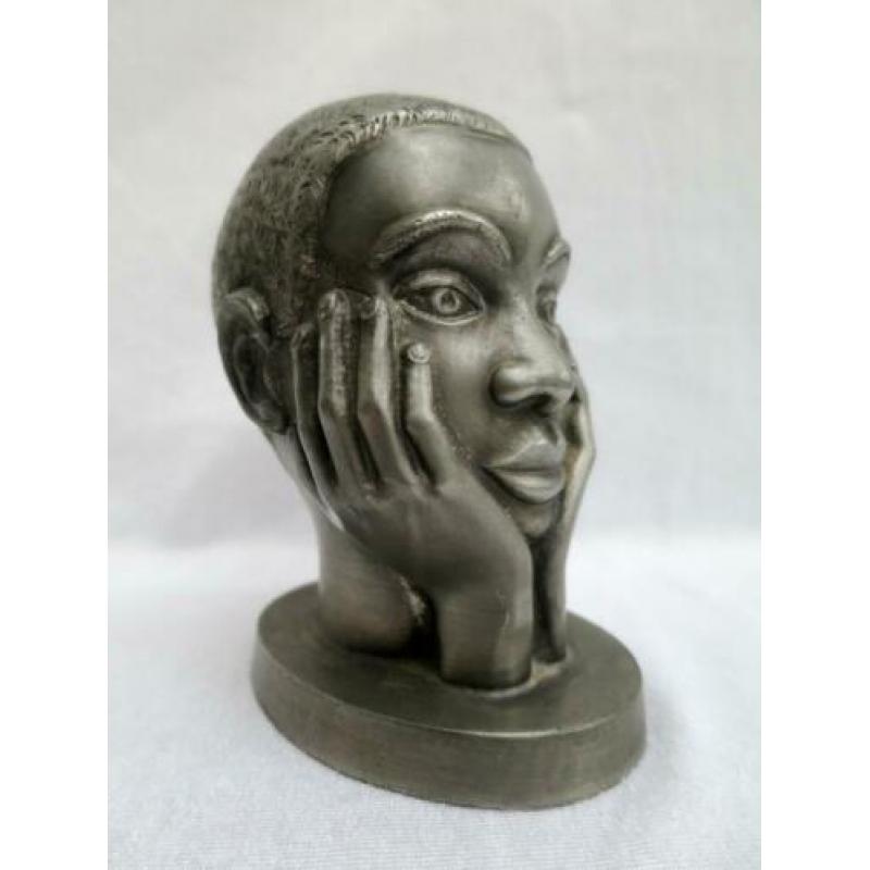 Art Deco - een kopje van een Afrikaanse jongen - tin