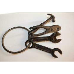 gietijzeren ring met gereedschap