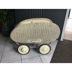 Oud vintage onderstel kinderwagen. Exclusief beren