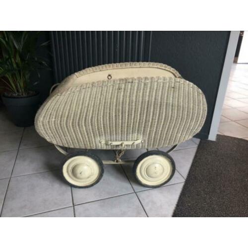 Oud vintage onderstel kinderwagen. Exclusief beren