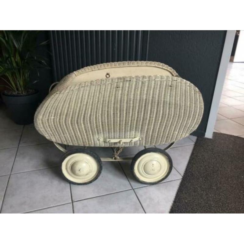 Oud vintage onderstel kinderwagen. Exclusief beren