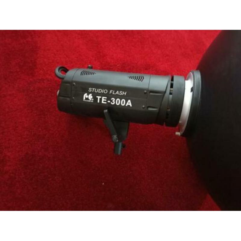 Falcon Eyes flitslampen met statief, beauty dish ed...