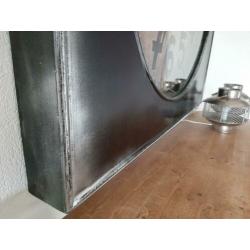 Grote stoere metalen stations klok met glasplaat