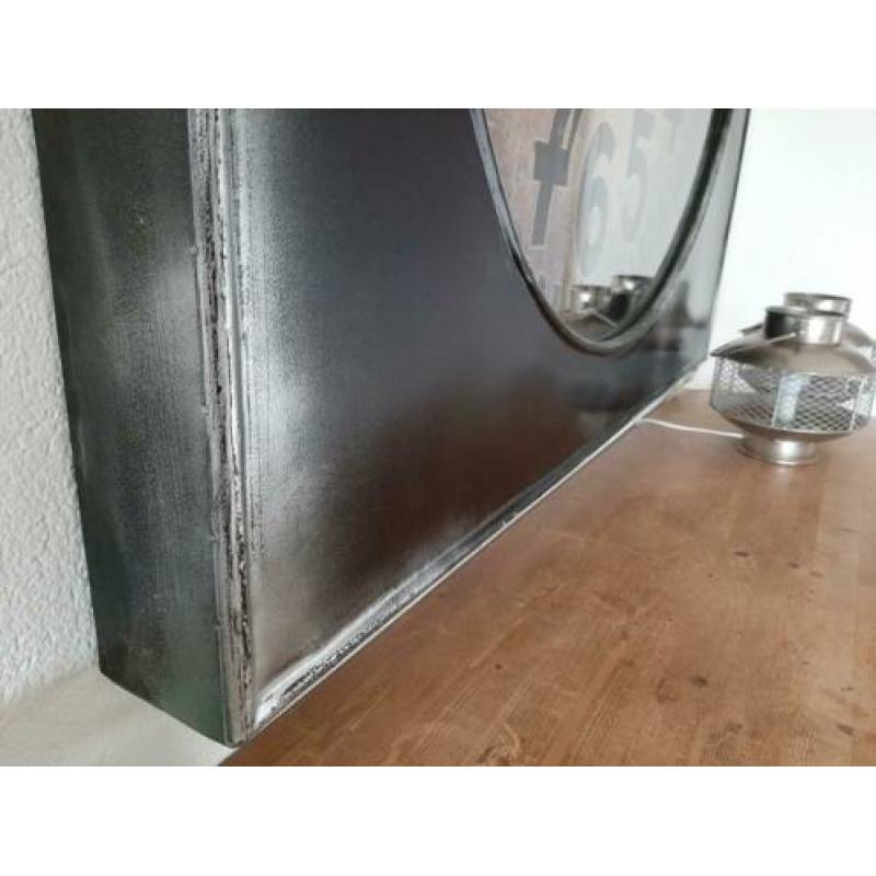 Grote stoere metalen stations klok met glasplaat